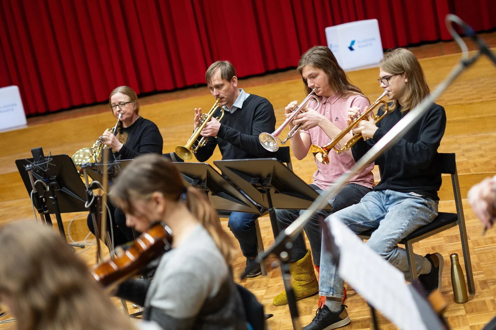 Orkestri puhkpillimängijad Klassikaraadio Noorte Stuudios 5. märtsil 2025.