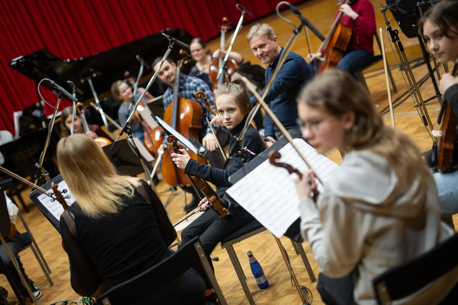 Noor viiuldaja ansambliga Klassikaraadio Noorte Stuudios 5. märtsil 2025.