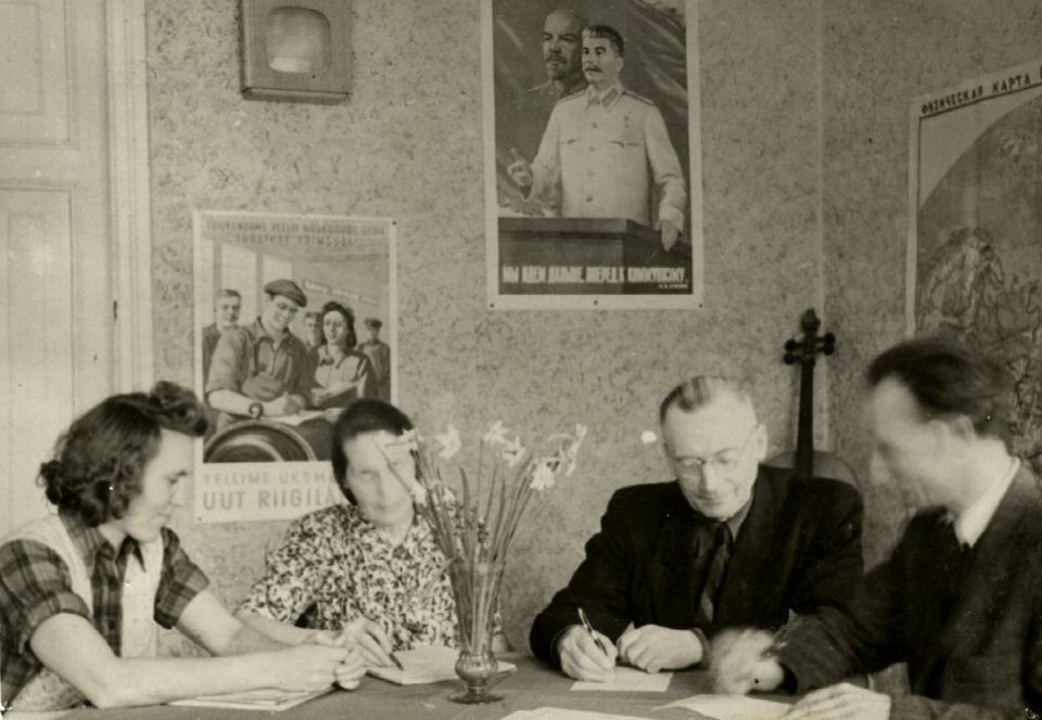 Hilja Viires, Helena Varalaid, Joosep Aavik ja Vello Tünder koosolekul 1951. aastal.